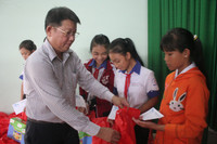 Những phần quà ý nghĩa giúp trò nghèo vùng biên vững tâm trong năm học mới ảnh 10