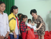 Những phần quà ý nghĩa giúp trò nghèo vùng biên vững tâm trong năm học mới ảnh 4