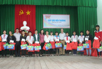 Những phần quà ý nghĩa giúp trò nghèo vùng biên vững tâm trong năm học mới ảnh 6