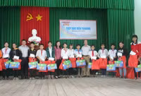 Những phần quà ý nghĩa giúp trò nghèo vùng biên vững tâm trong năm học mới ảnh 6