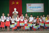 Những phần quà ý nghĩa giúp trò nghèo vùng biên vững tâm trong năm học mới ảnh 5