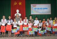 Những phần quà ý nghĩa giúp trò nghèo vùng biên vững tâm trong năm học mới ảnh 5