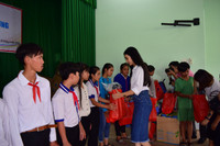 Những phần quà ý nghĩa giúp trò nghèo vùng biên vững tâm trong năm học mới ảnh 11