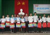 Những phần quà ý nghĩa giúp trò nghèo vùng biên vững tâm trong năm học mới ảnh 7