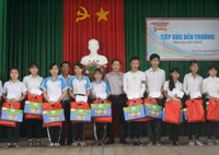 Những phần quà ý nghĩa giúp trò nghèo vùng biên vững tâm trong năm học mới ảnh 7