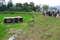 Xe khách lộn nhào xuống ruộng, 8 người nhập viện ảnh 1