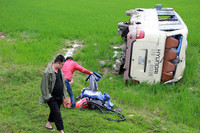 Xe khách lộn nhào xuống ruộng, 8 người nhập viện ảnh 3