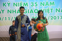 Thầy trò trình diễn thời trang trong lễ kỷ niệm Ngày Nhà giáo Việt Nam ảnh 6