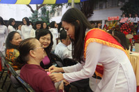 Thầy trò trình diễn thời trang trong lễ kỷ niệm Ngày Nhà giáo Việt Nam ảnh 1