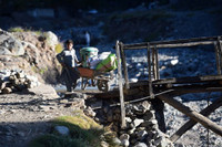 Ứa lệ trước cảnh tan hoang do động đất ở Nam Á - ảnh 5