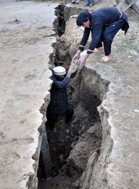 Ứa lệ trước cảnh tan hoang do động đất ở Nam Á - ảnh 6