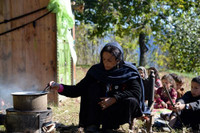 Ứa lệ trước cảnh tan hoang do động đất ở Nam Á - ảnh 7