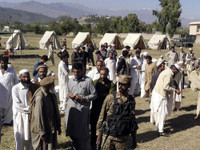 Ứa lệ trước cảnh tan hoang do động đất ở Nam Á - ảnh 9