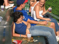 Khi chi em say xin... anh em cung chao thua! (2)