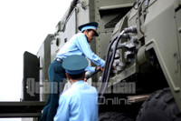 Nhanh chóng nối cáp nguồn điện với xe điều khiển