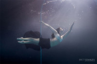 Vẻ đẹp của vũ công múa cột dưới nước ảnh 1