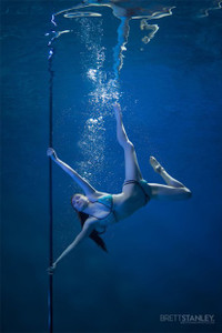 Vẻ đẹp của vũ công múa cột dưới nước ảnh 9