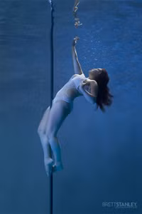 Vẻ đẹp của vũ công múa cột dưới nước ảnh 11