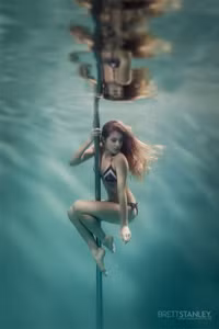 Vẻ đẹp của vũ công múa cột dưới nước ảnh 6