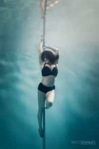 Vẻ đẹp của vũ công múa cột dưới nước ảnh 4