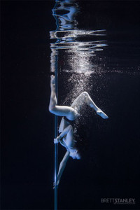 Vẻ đẹp của vũ công múa cột dưới nước ảnh 8