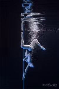 Vẻ đẹp của vũ công múa cột dưới nước ảnh 8