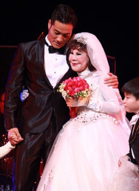 “Thảm họa thẩm mỹ” U80 “cưới” mỹ nam đáng tuổi con cháu ảnh 4