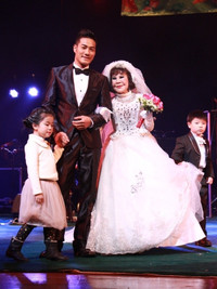 “Thảm họa thẩm mỹ” U80 “cưới” mỹ nam đáng tuổi con cháu ảnh 1