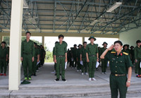 Tân sinh viên nỗ lực rèn luyện trên thao trường ảnh 1