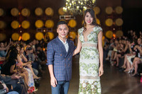 Hoa hậu Thùy Dung diện váy xẻ ngực làm vedette ở Mỹ