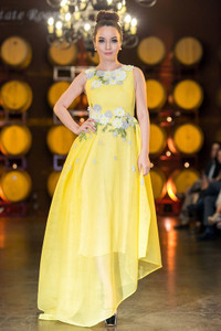 Hoa hậu Thùy Dung diện váy xẻ ngực làm vedette ở Mỹ