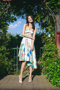 Hoa hậu Thùy Dung diện váy xẻ ngực làm vedette ở Mỹ