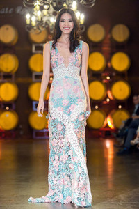 Hoa hậu Thùy Dung diện váy xẻ ngực làm vedette ở Mỹ