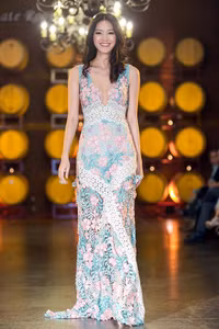 Hoa hậu Thùy Dung diện váy xẻ ngực làm vedette ở Mỹ