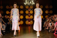 Hoa hậu Thùy Dung diện váy xẻ ngực làm vedette ở Mỹ