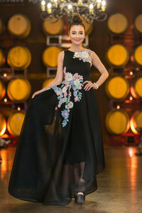 Hoa hậu Thùy Dung diện váy xẻ ngực làm vedette ở Mỹ