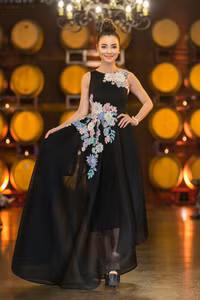 Hoa hậu Thùy Dung diện váy xẻ ngực làm vedette ở Mỹ