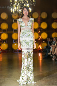 Hoa hậu Thùy Dung diện váy xẻ ngực làm vedette ở Mỹ