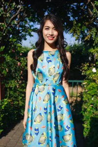 Hoa hậu Thùy Dung diện váy xẻ ngực làm vedette ở Mỹ