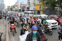 Cửa ngõ Đông Bắc Sài Gòn tắc nghẹt người về quê nghỉ Tết dương lịch 2018 ảnh 1