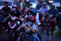 Cửa ngõ Đông Bắc Sài Gòn tắc nghẹt người về quê nghỉ Tết dương lịch 2018 ảnh 9