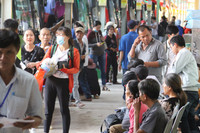 Cửa ngõ Đông Bắc Sài Gòn tắc nghẹt người về quê nghỉ Tết dương lịch 2018 ảnh 5