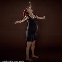 Nín thở xem phụ nữ mang thai 9 tháng nuốt gươm vào bụng 1