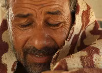 Kỳ lạ chữa bệnh bằng cách vùi thân giữa sa mạc ảnh 3