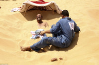 Kỳ lạ chữa bệnh bằng cách vùi thân giữa sa mạc ảnh 14