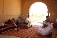 Kỳ lạ chữa bệnh bằng cách vùi thân giữa sa mạc ảnh 7