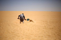 Kỳ lạ chữa bệnh bằng cách vùi thân giữa sa mạc ảnh 10