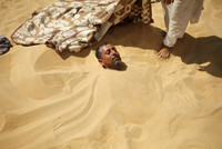 Kỳ lạ chữa bệnh bằng cách vùi thân giữa sa mạc ảnh 11