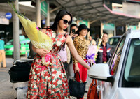 Hoa hậu Kỳ Duyên xinh tươi dịu dàng ở sân bay ảnh 7