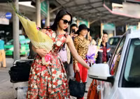 Hoa hậu Kỳ Duyên xinh tươi dịu dàng ở sân bay ảnh 7